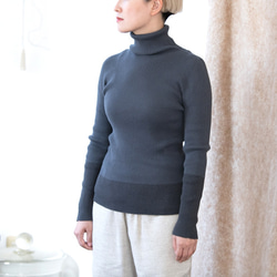 【榊染め】Organic Cotton無縫製バイカラーリブタートルセーター 5枚目の画像