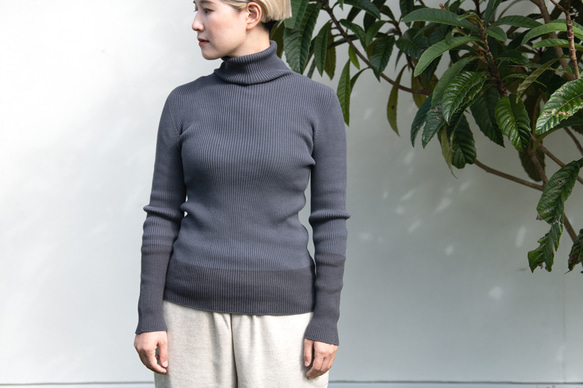 【榊染め】Organic Cotton無縫製バイカラーリブタートルセーター 1枚目の画像