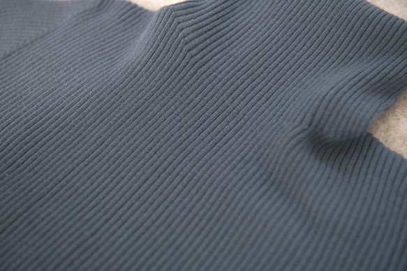 【榊染め】Organic Cotton無縫製バイカラーリブタートルセーター 9枚目の画像