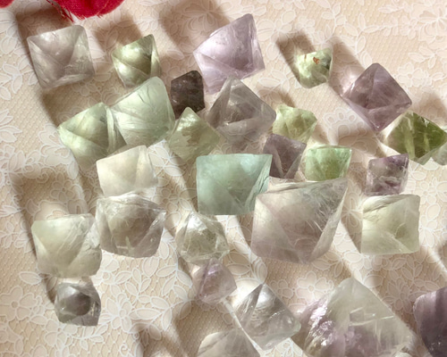 フローライト(蛍石) 110g mixカラー 結晶詰め合わせセットA 穴
