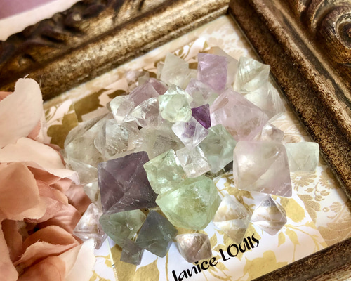 フローライト(蛍石) 110g mixカラー 結晶詰め合わせセットD 穴
