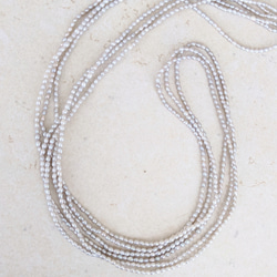 淡水真珠ケシ2.5mm✧シルバーカラー✧    3連 60cm ロングネックレス 6枚目の画像