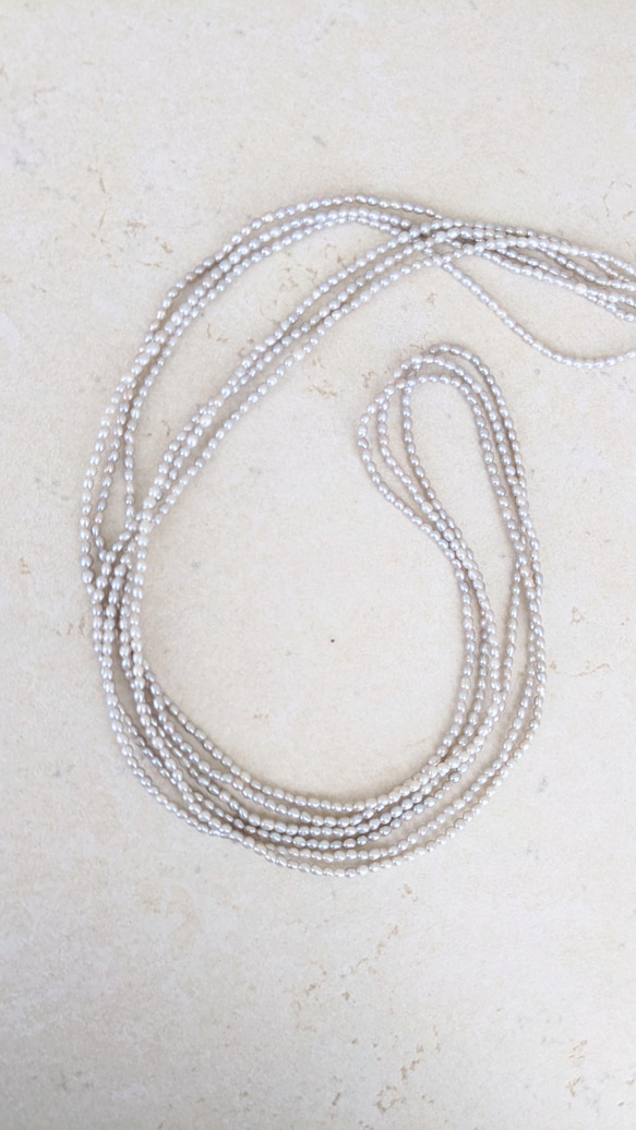 淡水真珠ケシ2.5mm✧シルバーカラー✧    3連 60cm ロングネックレス 6枚目の画像