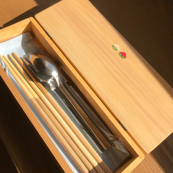 少し大きめの食卓に置ける箸箱(和柄）うそ鳥と梅と琵琶　カトラリーケース　メガネ入れ　小物入れ　木製の箸箱　蓋付き箸入れ 8枚目の画像