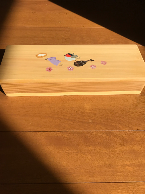 少し大きめの食卓に置ける箸箱(和柄）うそ鳥と梅と琵琶　カトラリーケース　メガネ入れ　小物入れ　木製の箸箱　蓋付き箸入れ 1枚目の画像