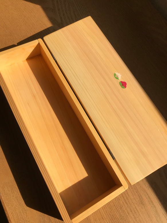 少し大きめの食卓に置ける箸箱(和柄）うそ鳥と梅と琵琶　カトラリーケース　メガネ入れ　小物入れ　木製の箸箱　蓋付き箸入れ 6枚目の画像