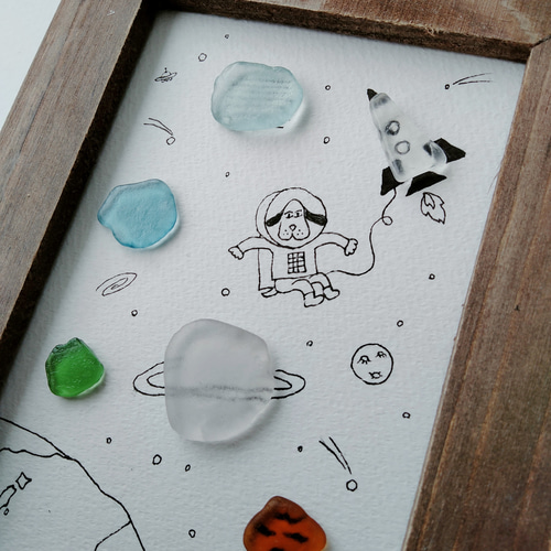 シーグラスアート「宇宙遊泳」 ミニ額 イラスト 犬 月 地球 惑星