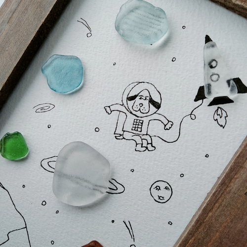 シーグラスアート「宇宙遊泳」 ミニ額 イラスト 犬 月 地球 惑星 星