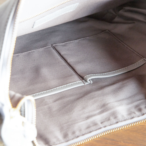 柔らかな本革 a4が入る ショルダーバッグ シュリンクレザー グレー