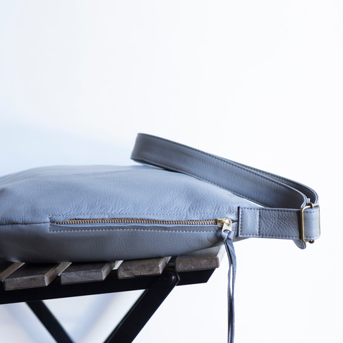 柔らかな本革 a4が入る ショルダーバッグ シュリンクレザー グレー