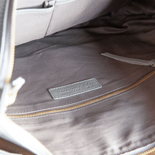 柔らかな本革 a4が入る ショルダーバッグ シュリンクレザー グレー