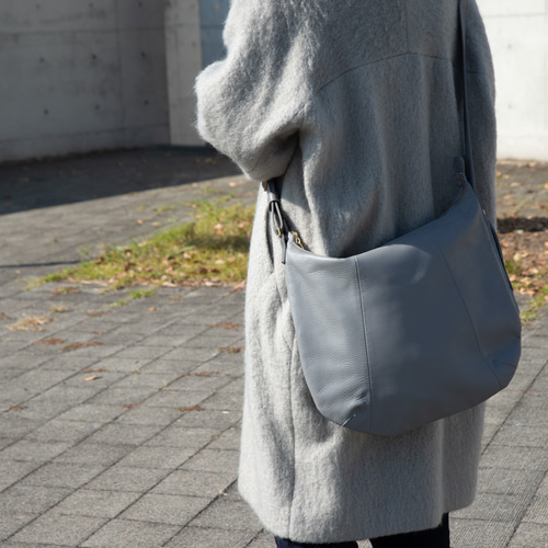 柔らかな本革 a4が入る ショルダーバッグ シュリンクレザー グレー