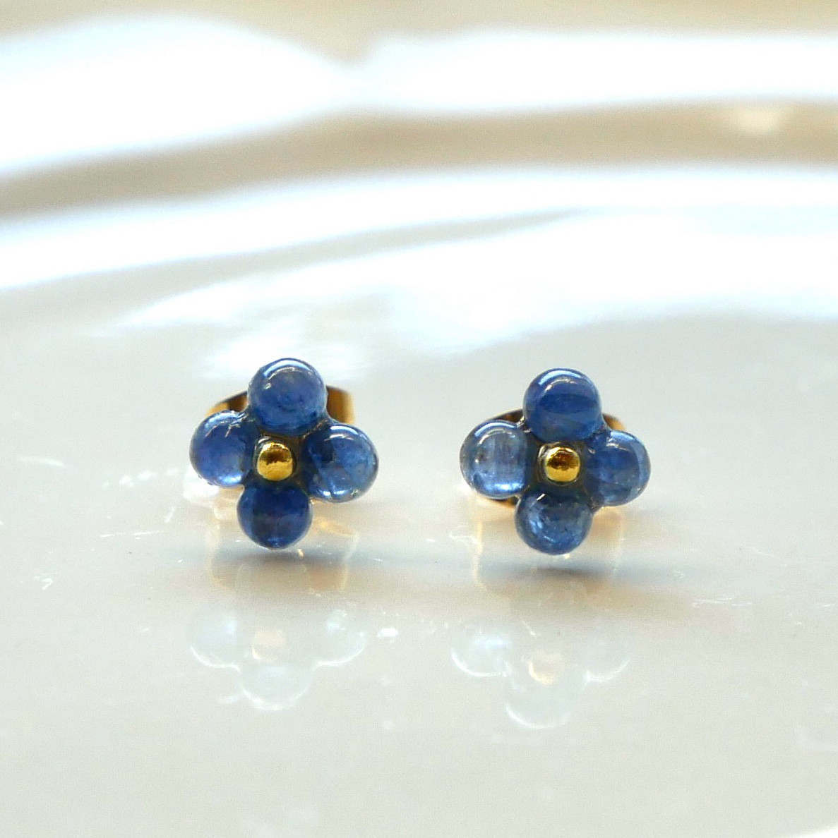 まるい天然石の小さいお花ピアス4枚花 ブルーサファイア