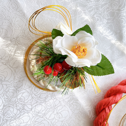 白椿の小さな正月飾り ミニしめ縄飾り しめ縄リース 2023 玄関飾り