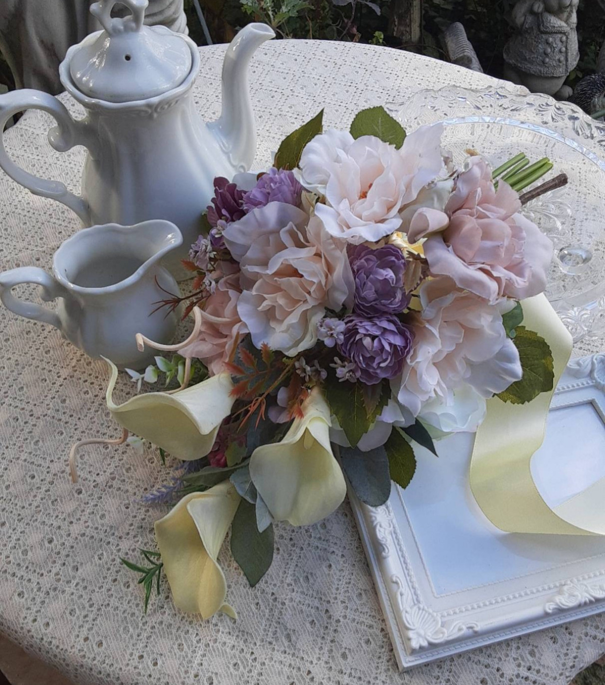 カラーとバラのクラッチブーケ