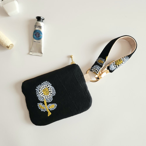 ストラップ付きマルチポケットティッシュポーチ《BIGなお花刺繍