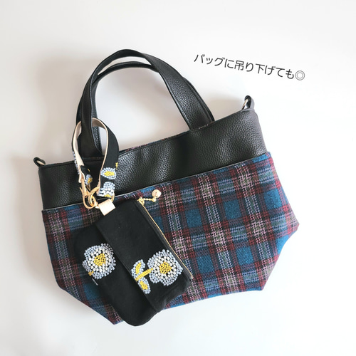 ストラップ付きマルチポケットティッシュポーチ《BIGなお花刺繍