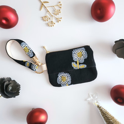 ストラップ付きマルチポケットティッシュポーチ《BIGなお花刺繍