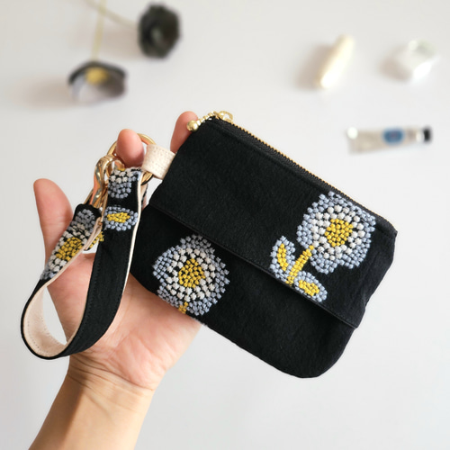 ストラップ付きマルチポケットティッシュポーチ《BIGなお花刺繍