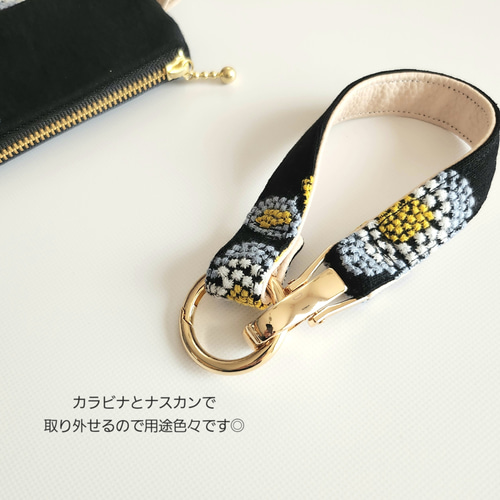 ストラップ付きマルチポケットティッシュポーチ《BIGなお花刺繍