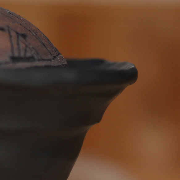 （水炊き黒二人用土鍋） do50 和食器 陶芸 美濃焼 すき焼き 湯豆腐 魚貝類と野菜 肉と野菜の水炊き 結婚祝い 魚貝類と野菜 肉と野菜の水炊き 日本現代陶彫展