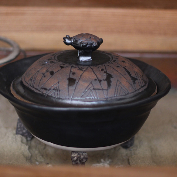 （水炊き黒二人用土鍋） do50 和食器 陶芸 美濃焼 すき焼き 湯豆腐 魚貝類と野菜 肉と野菜の水炊き 結婚祝い 魚貝類と野菜 肉と野菜の水炊き 日本現代陶彫展