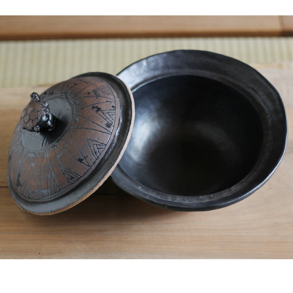 （水炊き黒二人用土鍋） do50 和食器 陶芸 美濃焼 すき焼き 湯豆腐 魚貝類と野菜 肉と野菜の水炊き 結婚祝い 魚貝類と野菜 肉と野菜の水炊き 日本現代陶彫展