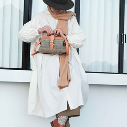 人氣爆棚的「羊毛與皮革組合」！橫扣包，手工皮革單肩包，女士必備 第4張的照片