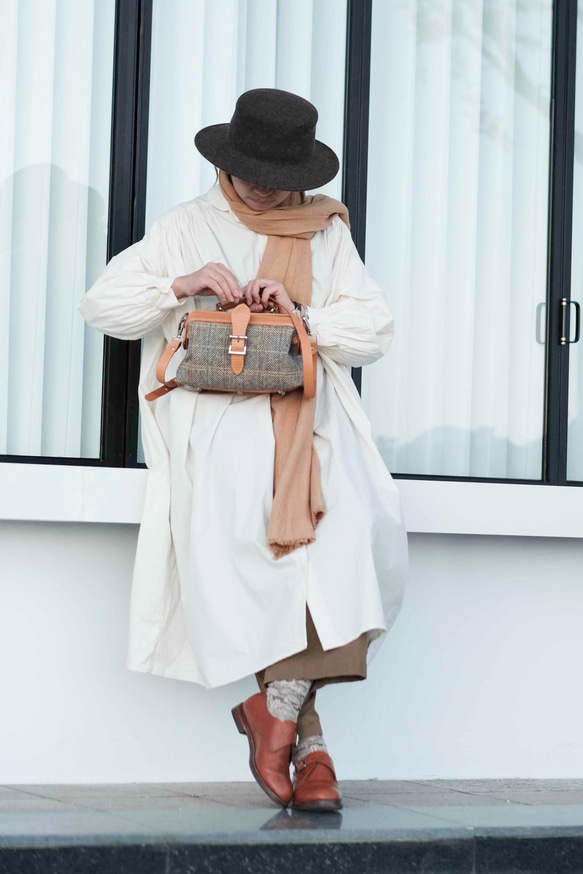 人氣爆棚的「羊毛與皮革組合」！橫扣包，手工皮革單肩包，女士必備 第4張的照片