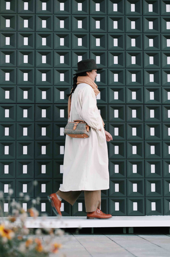 人氣爆棚的「羊毛與皮革組合」！橫扣包，手工皮革單肩包，女士必備 第8張的照片