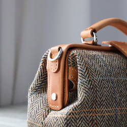 人氣爆棚的「羊毛與皮革組合」！橫扣包，手工皮革單肩包，女士必備 第12張的照片