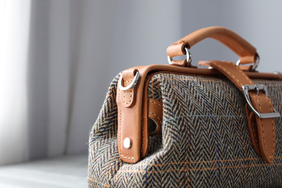 人氣爆棚的「羊毛與皮革組合」！橫扣包，手工皮革單肩包，女士必備 第12張的照片