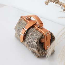 人氣爆棚的「羊毛與皮革組合」！橫扣包，手工皮革單肩包，女士必備 第19張的照片