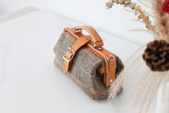 人氣爆棚的「羊毛與皮革組合」！橫扣包，手工皮革單肩包，女士必備 第19張的照片