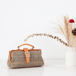 人氣爆棚的「羊毛與皮革組合」！橫扣包，手工皮革單肩包，女士必備 第18張的照片