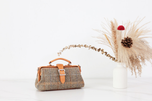 人氣爆棚的「羊毛與皮革組合」！橫扣包，手工皮革單肩包，女士必備 第18張的照片