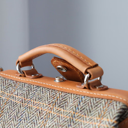 人氣爆棚的「羊毛與皮革組合」！橫扣包，手工皮革單肩包，女士必備 第13張的照片