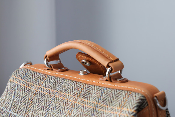 人氣爆棚的「羊毛與皮革組合」！橫扣包，手工皮革單肩包，女士必備 第13張的照片