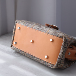 人氣爆棚的「羊毛與皮革組合」！橫扣包，手工皮革單肩包，女士必備 第11張的照片