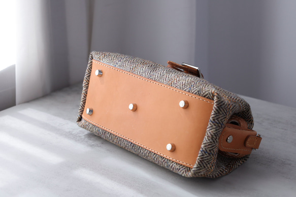 人氣爆棚的「羊毛與皮革組合」！橫扣包，手工皮革單肩包，女士必備 第11張的照片