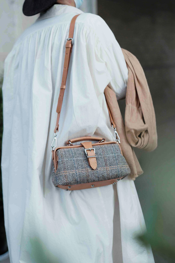 人氣爆棚的「羊毛與皮革組合」！橫扣包，手工皮革單肩包，女士必備 第9張的照片