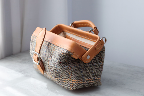 人氣爆棚的「羊毛與皮革組合」！橫扣包，手工皮革單肩包，女士必備 第15張的照片