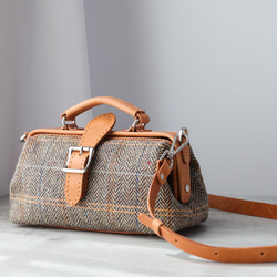 人氣爆棚的「羊毛與皮革組合」！橫扣包，手工皮革單肩包，女士必備 第14張的照片