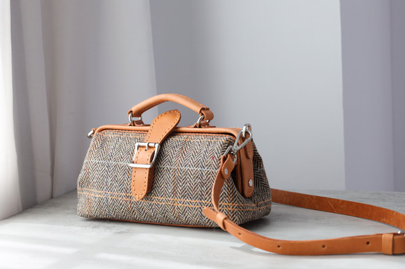 人氣爆棚的「羊毛與皮革組合」！橫扣包，手工皮革單肩包，女士必備 第14張的照片