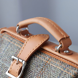 人氣爆棚的「羊毛與皮革組合」！橫扣包，手工皮革單肩包，女士必備 第6張的照片