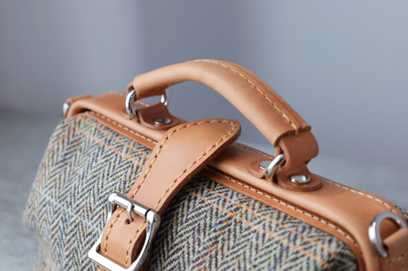 人氣爆棚的「羊毛與皮革組合」！橫扣包，手工皮革單肩包，女士必備 第6張的照片