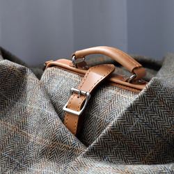 人氣爆棚的「羊毛與皮革組合」！橫扣包，手工皮革單肩包，女士必備 第17張的照片