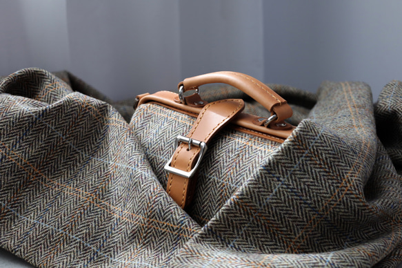 人氣爆棚的「羊毛與皮革組合」！橫扣包，手工皮革單肩包，女士必備 第17張的照片