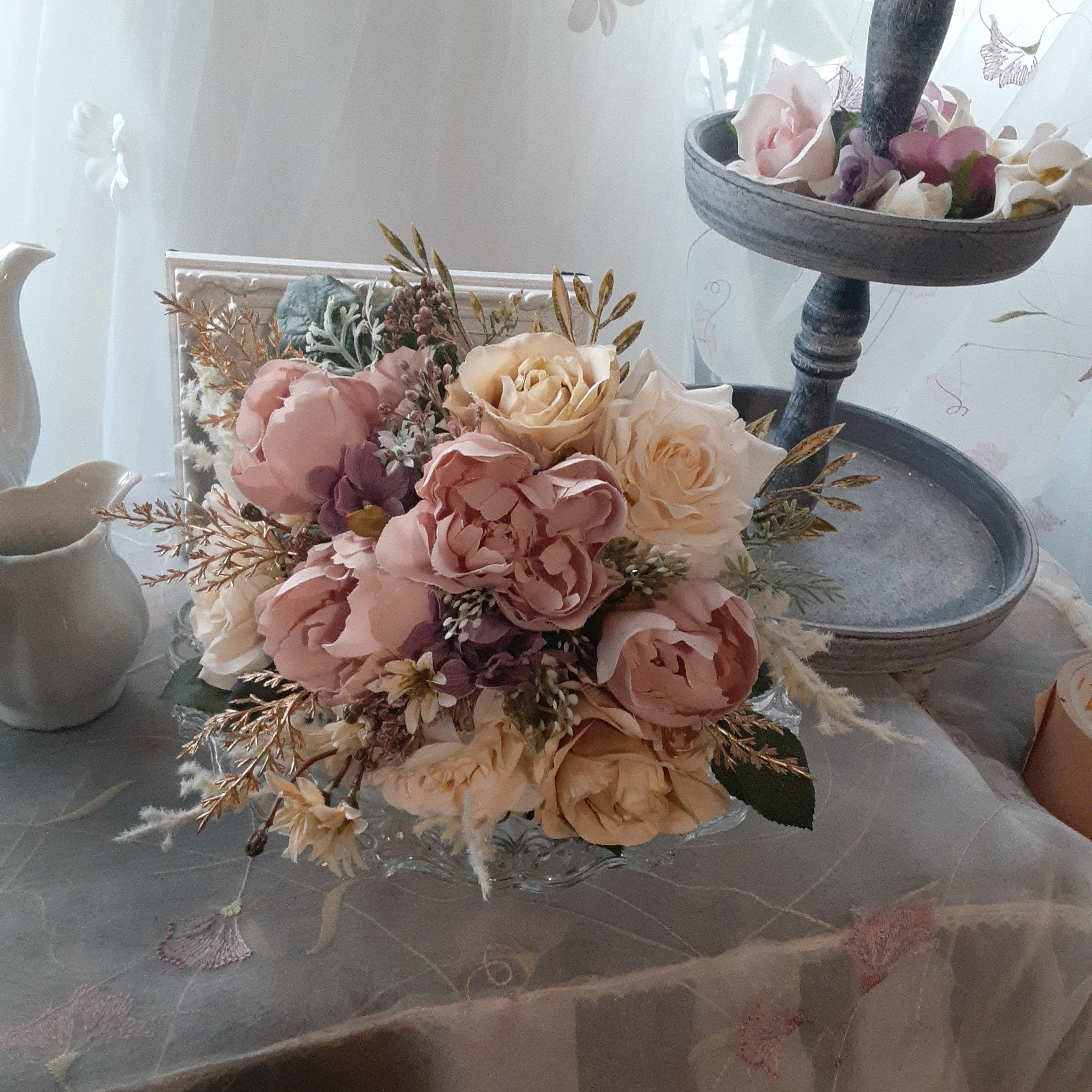 ピオニーとバラのクラッチブーケ