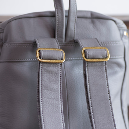 柔らかな本革 リュック シュリンクレザー デイパック グレー 牛革 旅行